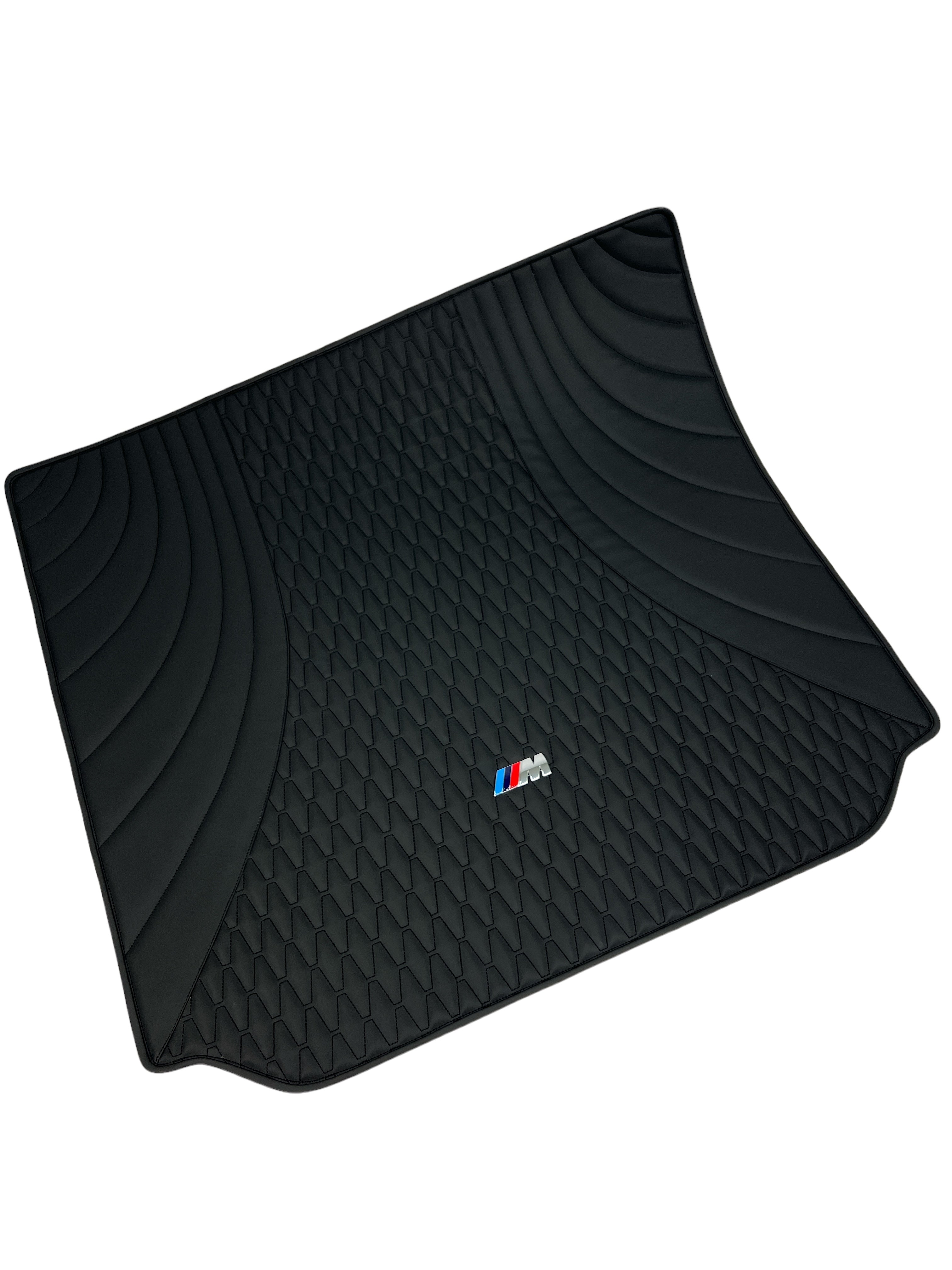 Kofferraummatten im Design "Figur langer Kamm" schwarz mit Aufschrift M
