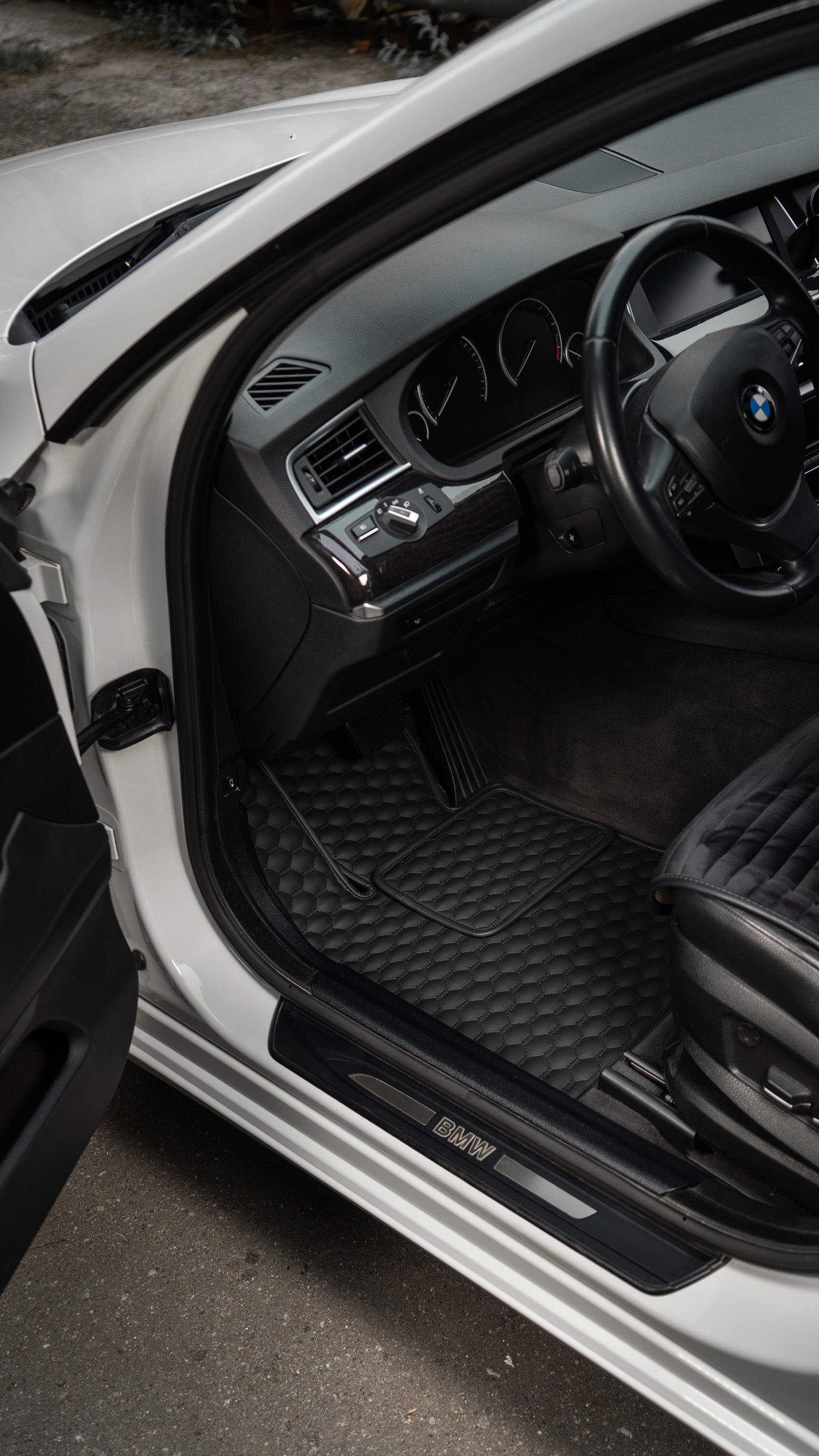 Car Floor Mats in "Small Comb" Design Black with White Stitching