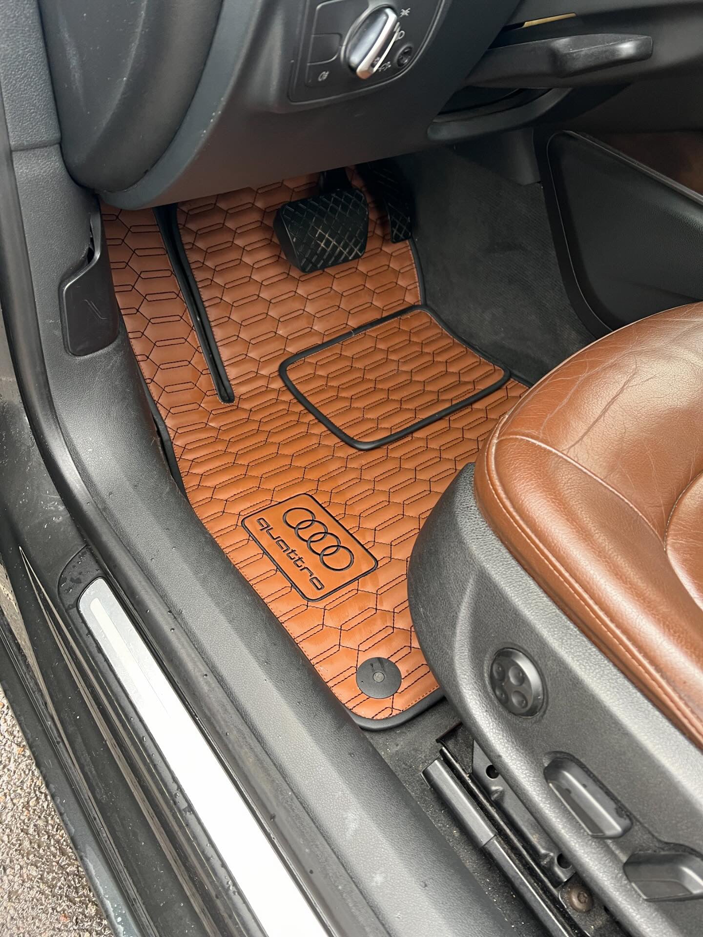 Car Floor Mats in "Double Comb" Design Brown with Black Stitching and Black Edging