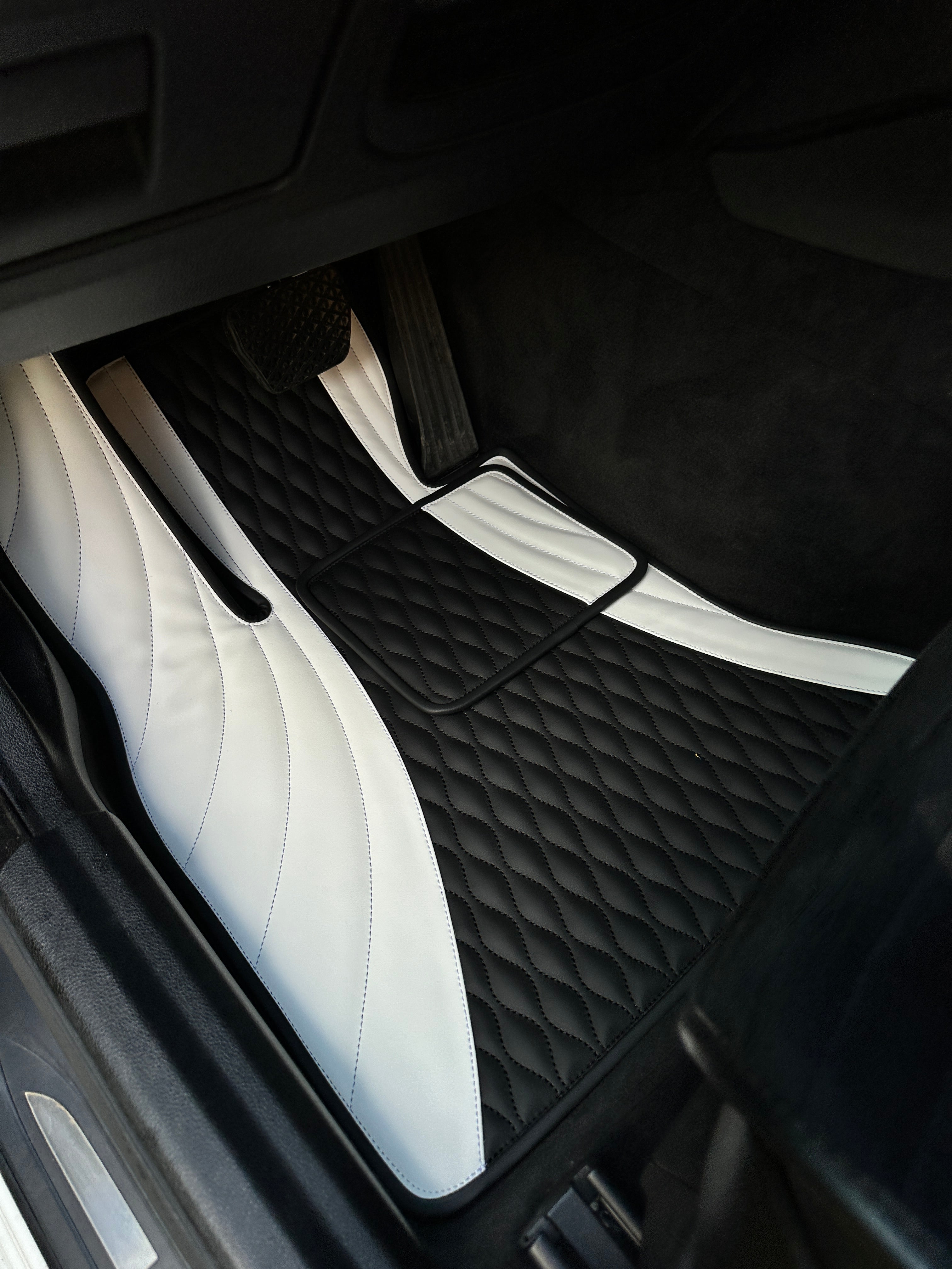 Car Floor Mats in "Figure Combination" Design Combined Black and White