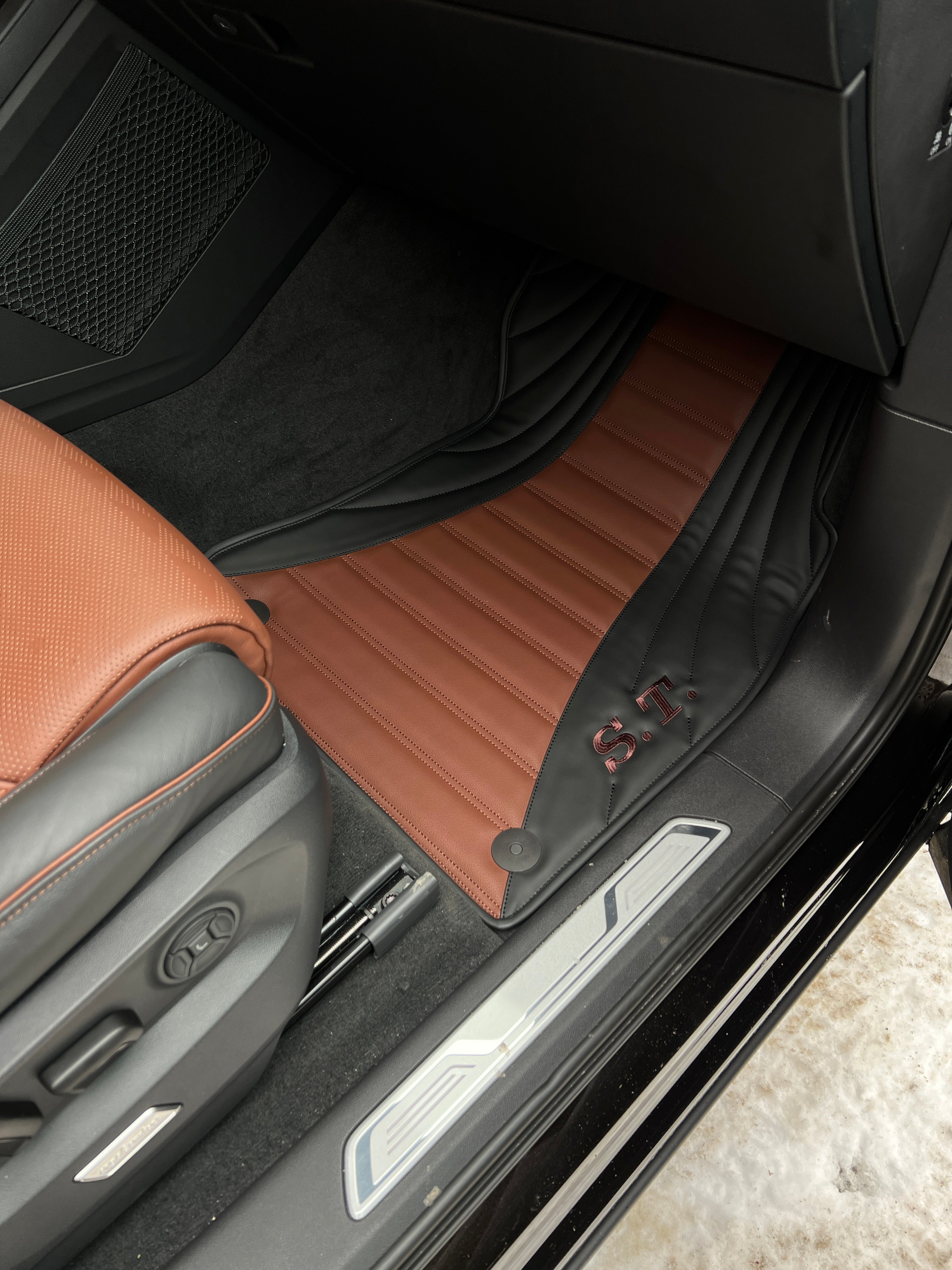 Car Floor Mats in "Figure Combination" Design Combined Black and Brown