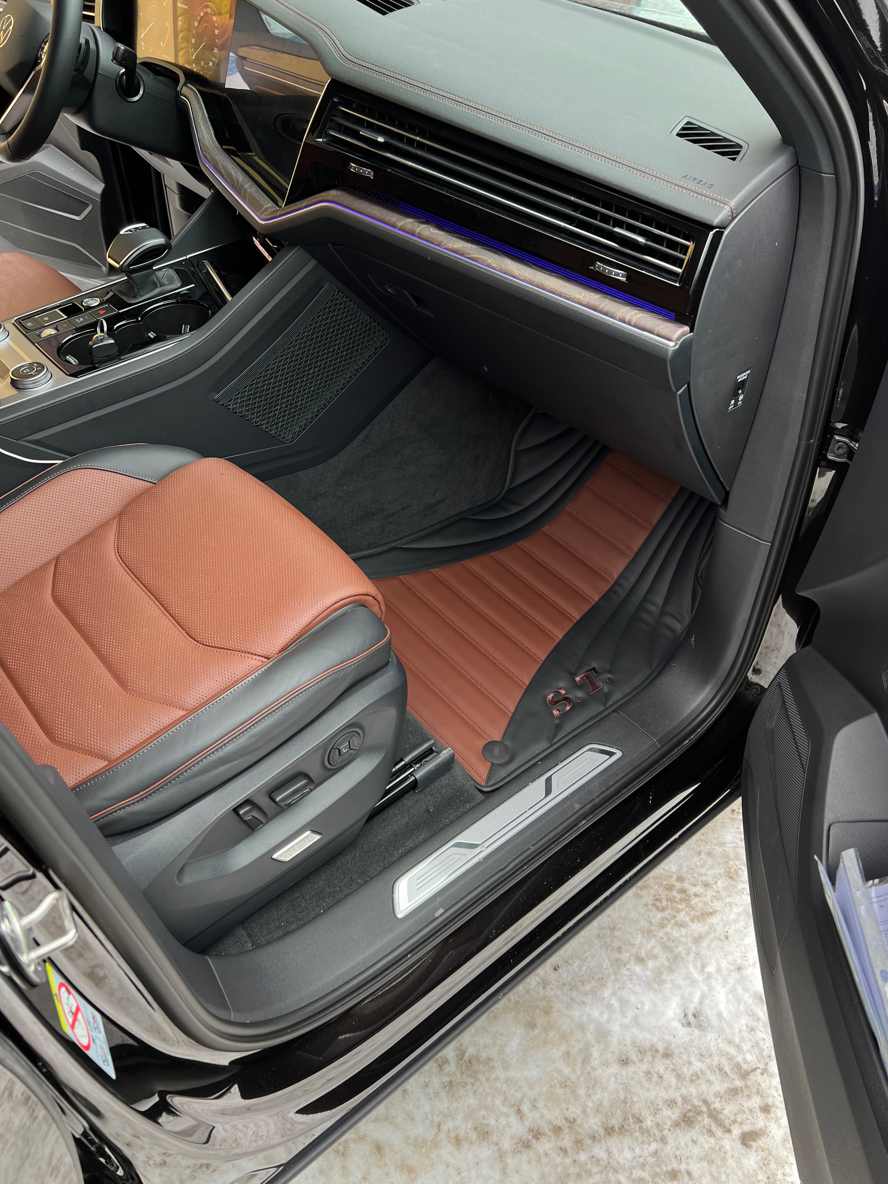 Car Floor Mats in "Figure Combination" Design Combined Black and Brown