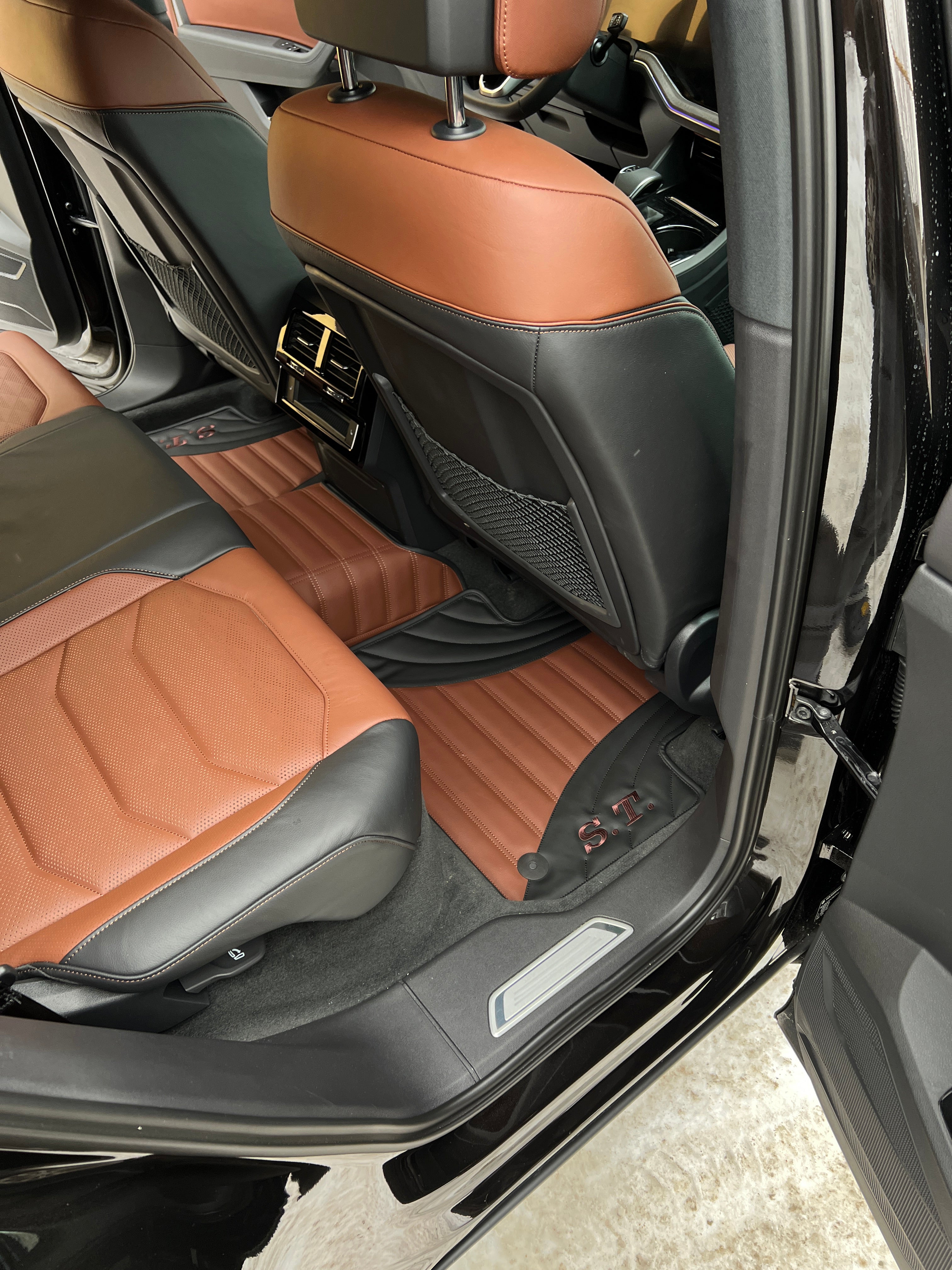 Car Floor Mats in "Figure Combination" Design Combined Black and Brown