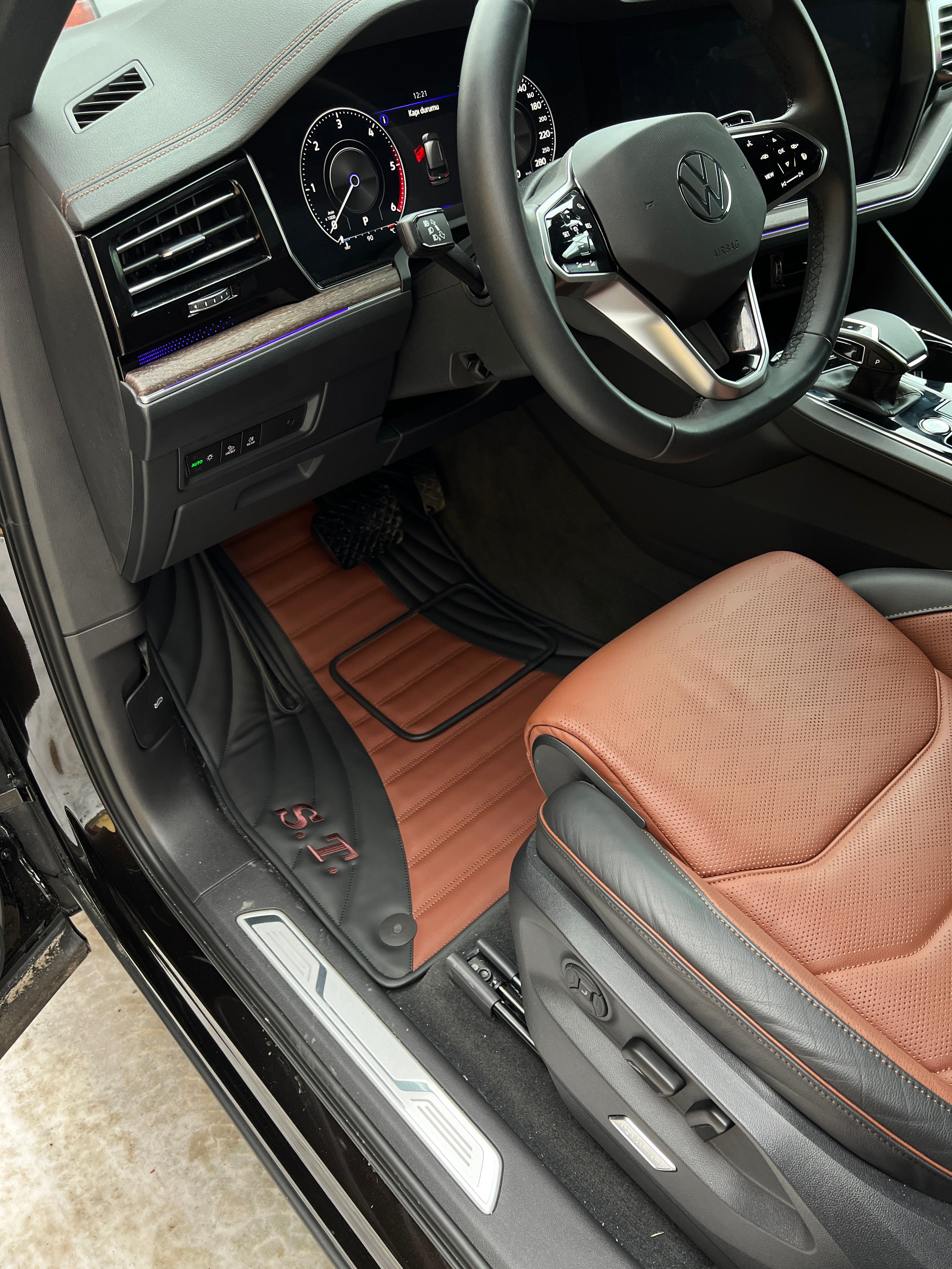 Car Floor Mats in "Figure Combination" Design Combined Black and Brown