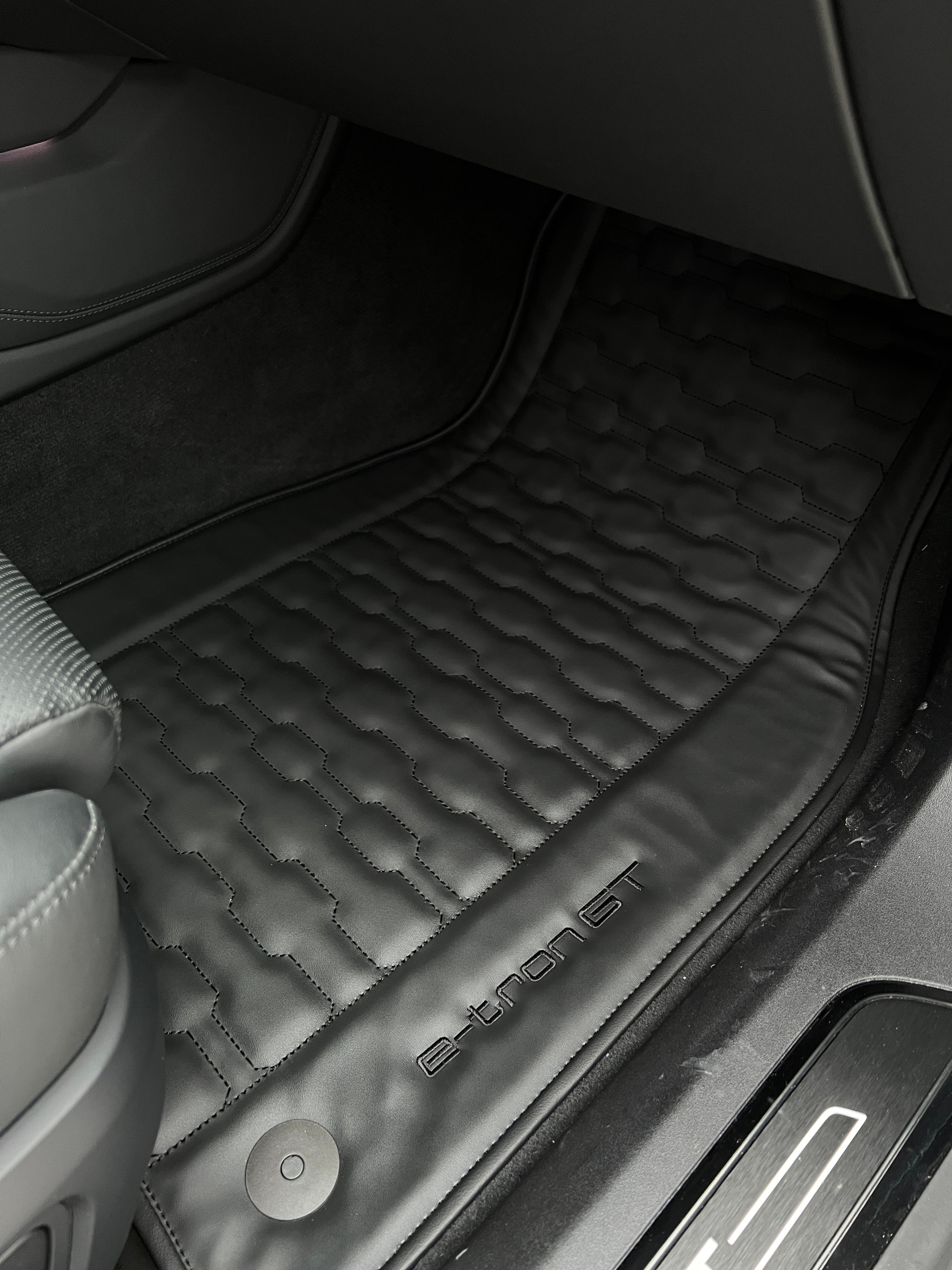 Car Floor Mats in "Etron" Design Total Black