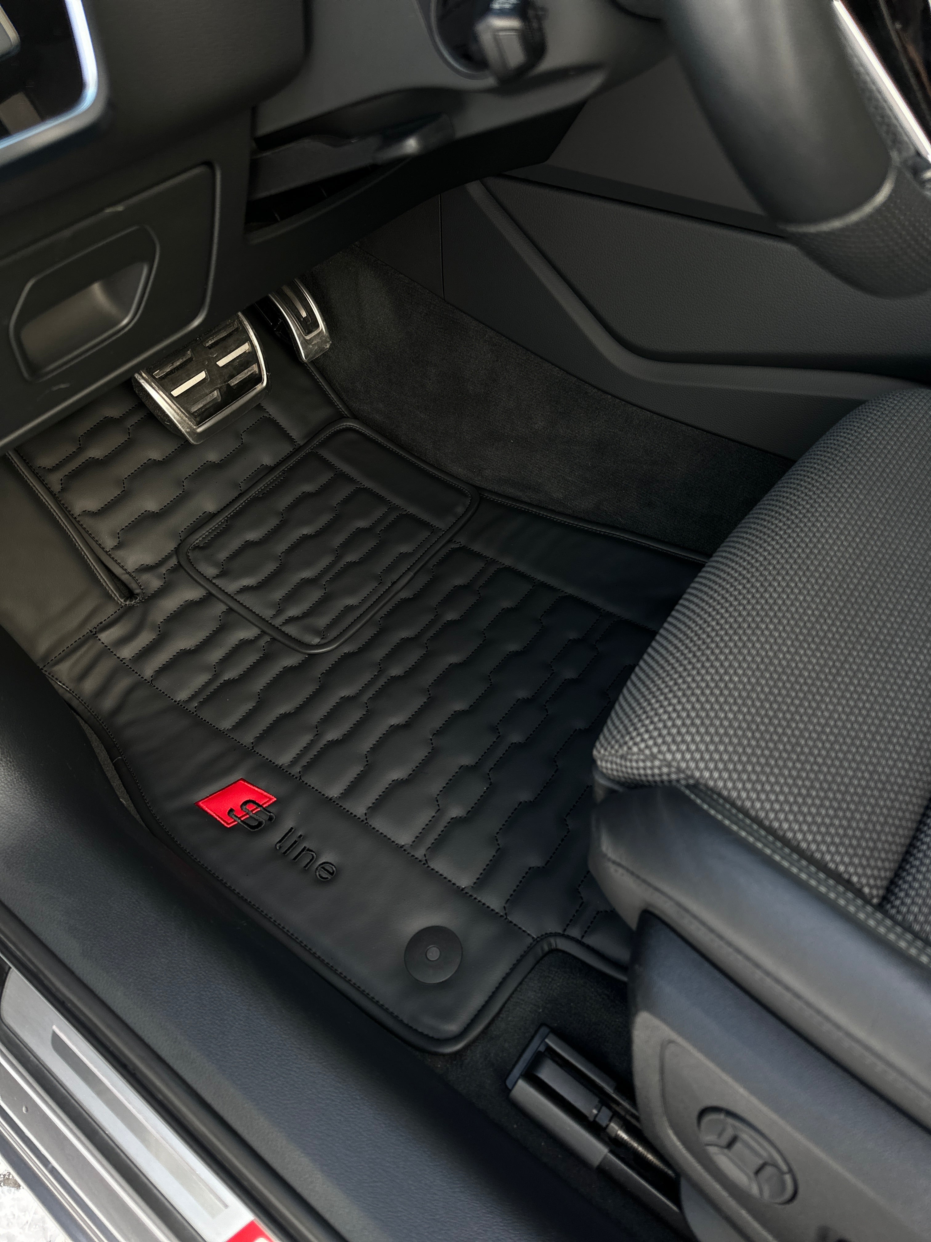 Car Floor Mats in "Etron" Design Total Black